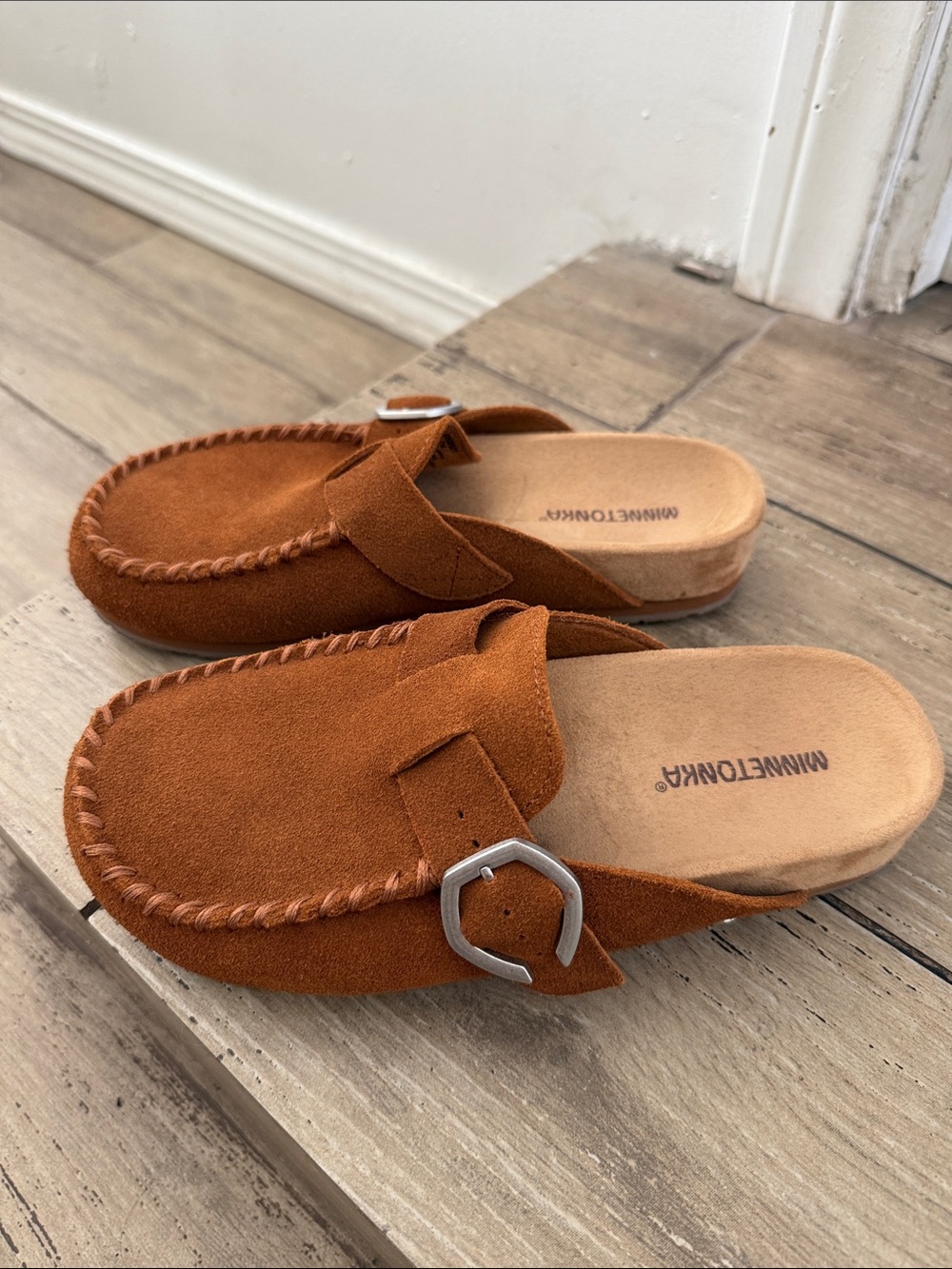 Minnetonka women’s Chestnut Brown Suede Slip-On Clog with Buckle - Picture 5 of 5